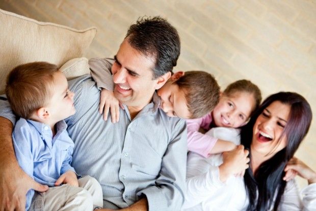 Familia disfrutando de los radiadores eléctricos de bajo consumo en casa
