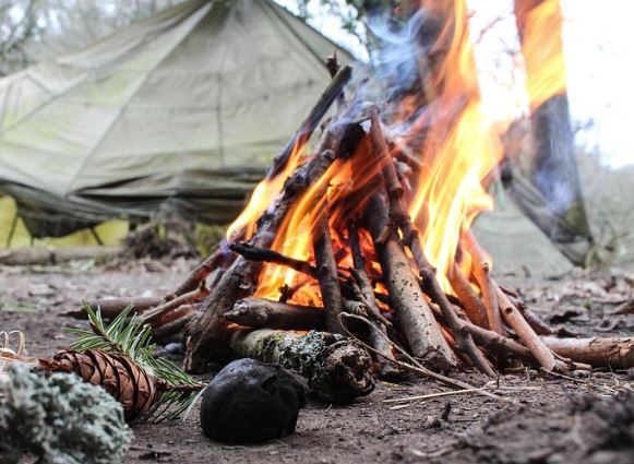 hacer fuego en camping