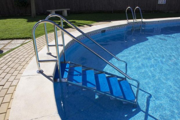 escalera piscina de facil acceso