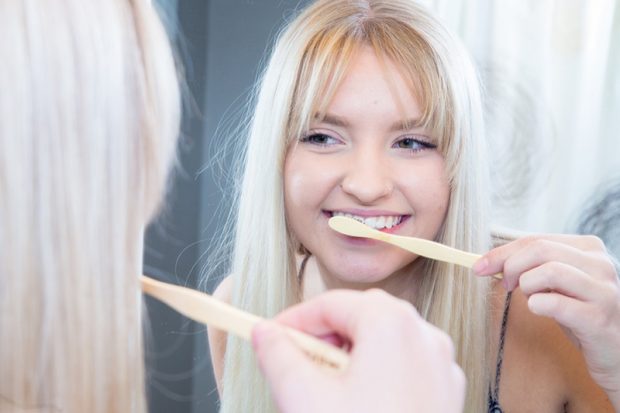 cepillo de dientes de bambú y cerdas de polímeros biodegradables