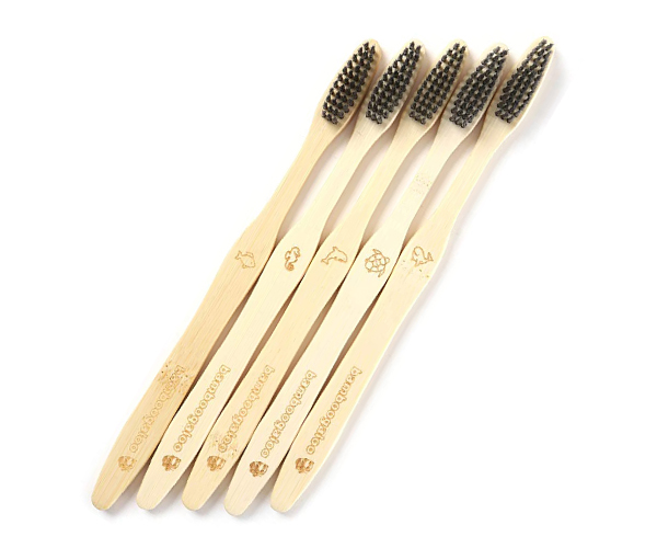 cepillos de dientes hechos en bambú